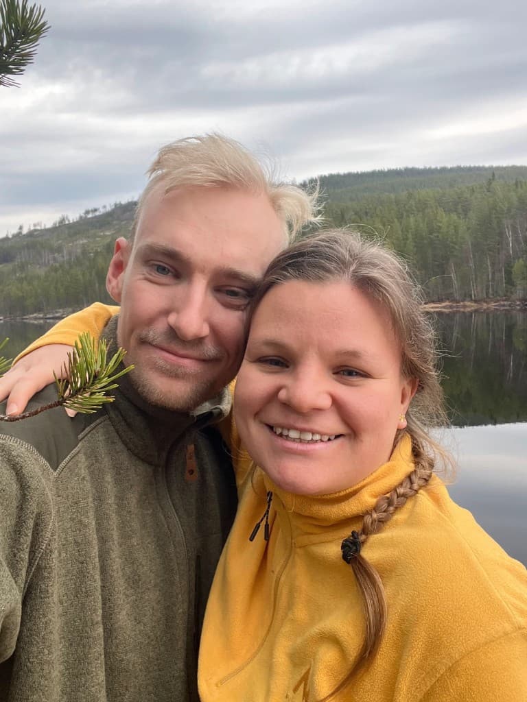 Kasper and his girlfriend by a lake